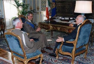 Il Presidente della Repubblica Oscar Luigi Scalfaro riceve in visita di congedo il Generale di Corpo d'Armata Vittorio Stanca, comandante della Regione Militare Centrale