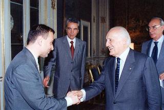 Il Presidente della Repubblica Oscar Luigi Scalfaro riceve in udienza Walter Vitali, presidente del Comitato di solidarietà alle vittime delle stragi, con alcuni esponenti del sodalizio