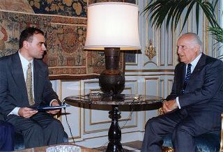 Il Presidente della Repubblica Oscar Luigi Scalfaro riceve in udienza Walter Vitali, presidente del Comitato di solidarietà alle vittime delle stragi, con alcuni esponenti del sodalizio