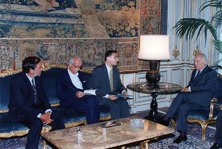 Il Presidente della Repubblica Oscar Luigi Scalfaro riceve in udienza Walter Vitali, presidente del Comitato di solidarietà alle vittime delle stragi, con alcuni esponenti del sodalizio