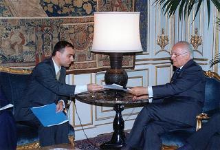 Il Presidente della Repubblica Oscar Luigi Scalfaro riceve in udienza Walter Vitali, presidente del Comitato di solidarietà alle vittime delle stragi, con alcuni esponenti del sodalizio