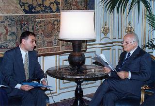 Il Presidente della Repubblica Oscar Luigi Scalfaro riceve in udienza Walter Vitali, presidente del Comitato di solidarietà alle vittime delle stragi, con alcuni esponenti del sodalizio