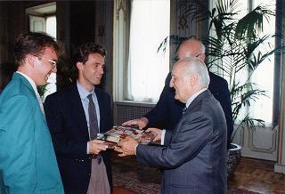 Il Presidente della Repubblica Oscar Luigi Scalfaro riceve in udienza Don Enrico Dossi