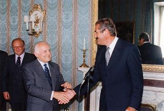Il Presidente della Repubblica Oscar Luigi Scalfaro riceve in udienza Ivano Spalanzani, presidente della Confartigianato, con una delegazione dell'Unione geletieri artigiani in Germania