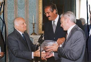 Il Presidente della Repubblica Oscar Luigi Scalfaro riceve in udienza Ivano Spalanzani, presidente della Confartigianato, con una delegazione dell'Unione geletieri artigiani in Germania