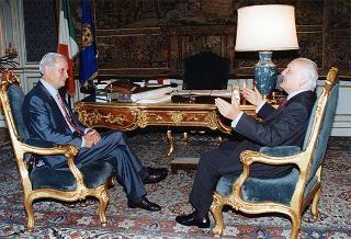 Il Presidente della Repubblica Oscar Luigi Scalfaro incontra l'on. Elio Gabbuggiani, presidente degli Istituti storici della Resistenza