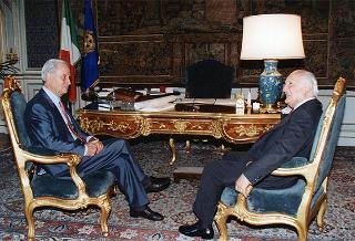 Il Presidente della Repubblica Oscar Luigi Scalfaro incontra l'on. Elio Gabbuggiani, presidente degli Istituti storici della Resistenza