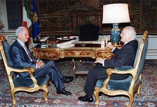 Il Presidente della Repubblica Oscar Luigi Scalfaro incontra l'on. Elio Gabbuggiani, presidente degli Istituti storici della Resistenza