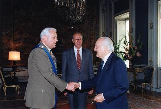 Il Presidente della Repubblica Oscar Luigi Scalfaro saluta il Generale di Corpo d'Armata Mauro Riva, nuovo comandante della Regione militare centrale