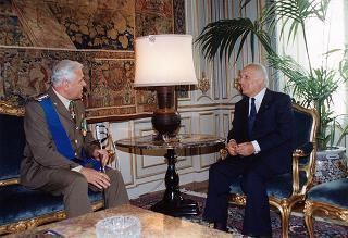 Il Presidente della Repubblica Oscar Luigi Scalfaro saluta il Generale di Corpo d'Armata Mauro Riva, nuovo comandante della Regione militare centrale