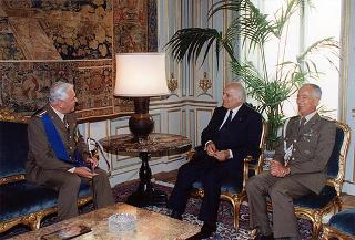 Il Presidente della Repubblica Oscar Luigi Scalfaro saluta il Generale di Corpo d'Armata Mauro Riva, nuovo comandante della Regione militare centrale