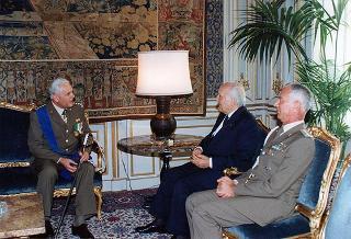 Il Presidente della Repubblica Oscar Luigi Scalfaro saluta il Generale di Corpo d'Armata Mauro Riva, nuovo comandante della Regione militare centrale