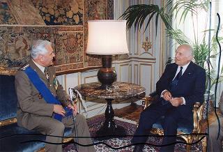 Il Presidente della Repubblica Oscar Luigi Scalfaro saluta il Generale di Corpo d'Armata Mauro Riva, nuovo comandante della Regione militare centrale