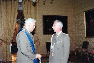 Il Presidente della Repubblica Oscar Luigi Scalfaro saluta il Generale di Corpo d'Armata Mauro Riva, nuovo comandante della Regione militare centrale