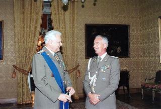 Il Presidente della Repubblica Oscar Luigi Scalfaro saluta il Generale di Corpo d'Armata Mauro Riva, nuovo comandante della Regione militare centrale