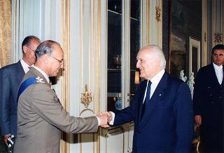Il Presidente della Repubblica Oscar Luigi Scalfaro saluta il Generale di Corpo d'armata Biagio Rizzo, nuovo comandante delle Forze terrestri alleate del Sud Europa