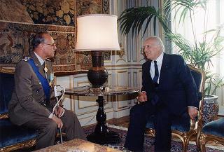 Il Presidente della Repubblica Oscar Luigi Scalfaro saluta il Generale di Corpo d'armata Biagio Rizzo, nuovo comandante delle Forze terrestri alleate del Sud Europa