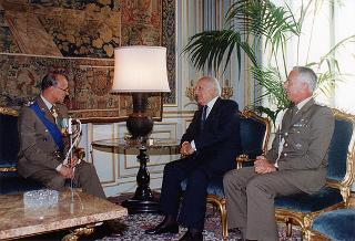Il Presidente della Repubblica Oscar Luigi Scalfaro saluta il Generale di Corpo d'armata Biagio Rizzo, nuovo comandante delle Forze terrestri alleate del Sud Europa