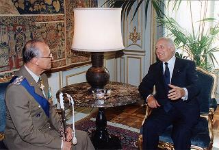 Il Presidente della Repubblica Oscar Luigi Scalfaro saluta il Generale di Corpo d'armata Biagio Rizzo, nuovo comandante delle Forze terrestri alleate del Sud Europa