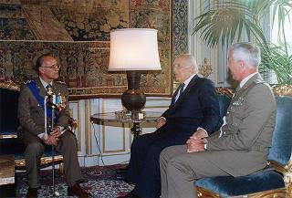 Il Presidente della Repubblica Oscar Luigi Scalfaro saluta il Generale di Corpo d'armata Biagio Rizzo, nuovo comandante delle Forze terrestri alleate del Sud Europa