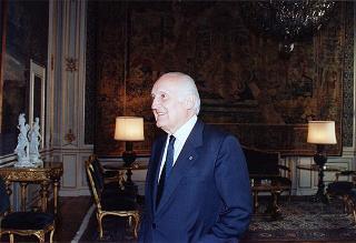 Il Presidente della Repubblica Oscar Luigi Scalfaro saluta il Generale di Corpo d'armata Biagio Rizzo, nuovo comandante delle Forze terrestri alleate del Sud Europa
