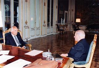Incontro del Presidente della Repubblica Oscar Luigi Scalfaro con il Prefetto Vincenzo Parisi, capo della polizia