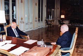 Incontro del Presidente della Repubblica Oscar Luigi Scalfaro con il Prefetto Vincenzo Parisi, capo della polizia