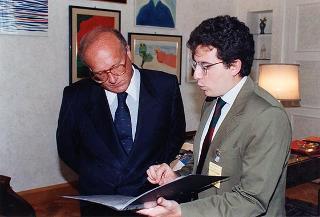 Il Presidente della Repubblica Oscar Luigi Scalfaro riceve in udienza Luigi Amaduzzi, consigliere diplomatico del Presidente della Repubblica, con gli studenti universitari romani che hanno promosso il progetto "Salva il non nato"