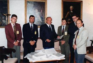 Il Presidente della Repubblica Oscar Luigi Scalfaro riceve in udienza Luigi Amaduzzi, consigliere diplomatico del Presidente della Repubblica, con gli studenti universitari romani che hanno promosso il progetto "Salva il non nato"