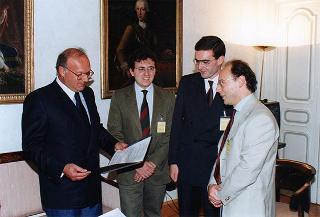 Il Presidente della Repubblica Oscar Luigi Scalfaro riceve in udienza Luigi Amaduzzi, consigliere diplomatico del Presidente della Repubblica, con gli studenti universitari romani che hanno promosso il progetto "Salva il non nato"