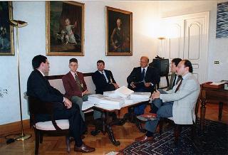 Il Presidente della Repubblica Oscar Luigi Scalfaro riceve in udienza Luigi Amaduzzi, consigliere diplomatico del Presidente della Repubblica, con gli studenti universitari romani che hanno promosso il progetto "Salva il non nato"