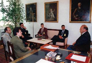 Il Presidente della Repubblica Oscar Luigi Scalfaro riceve in udienza Luigi Amaduzzi, consigliere diplomatico del Presidente della Repubblica, con gli studenti universitari romani che hanno promosso il progetto "Salva il non nato"