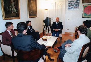Il Presidente della Repubblica Oscar Luigi Scalfaro riceve in udienza Luigi Amaduzzi, consigliere diplomatico del Presidente della Repubblica, con gli studenti universitari romani che hanno promosso il progetto "Salva il non nato"