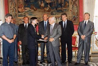 Il Presidente della Repubblica Oscar Luigi Scalfaro incontra i partecipanti alle Giornate di studio promosse dall'Opera Don Guanella su due progetti di solidarietà con la Bosnia Erzegovina