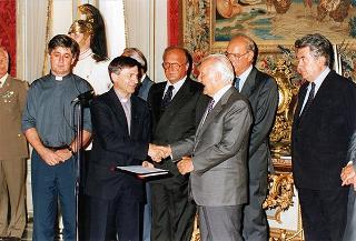 Il Presidente della Repubblica Oscar Luigi Scalfaro incontra i partecipanti alle Giornate di studio promosse dall'Opera Don Guanella su due progetti di solidarietà con la Bosnia Erzegovina