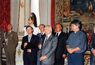 Il Presidente della Repubblica Oscar Luigi Scalfaro incontra i partecipanti alle Giornate di studio promosse dall'Opera Don Guanella su due progetti di solidarietà con la Bosnia Erzegovina