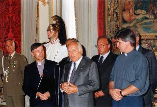 Il Presidente della Repubblica Oscar Luigi Scalfaro incontra i partecipanti alle Giornate di studio promosse dall'Opera Don Guanella su due progetti di solidarietà con la Bosnia Erzegovina