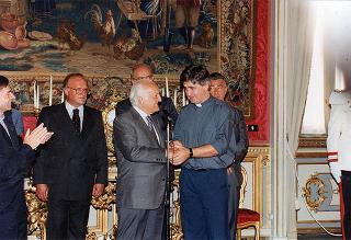 Il Presidente della Repubblica Oscar Luigi Scalfaro incontra i partecipanti alle Giornate di studio promosse dall'Opera Don Guanella su due progetti di solidarietà con la Bosnia Erzegovina