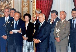 Il Presidente della Repubblica Oscar Luigi Scalfaro riceve in udienza Bartolo Consolo, presidente della Federazione italiana nuoto, e i dirigenti del Comitato organizzatore dei Campionati del mondo di nuoto con gli esponenti delle Federazioni internazionali