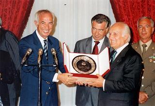Il Presidente della Repubblica Oscar Luigi Scalfaro riceve in udienza Bartolo Consolo, presidente della Federazione italiana nuoto, e i dirigenti del Comitato organizzatore dei Campionati del mondo di nuoto con gli esponenti delle Federazioni internazionali