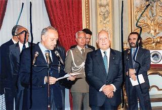 Il Presidente della Repubblica Oscar Luigi Scalfaro riceve in udienza Bartolo Consolo, presidente della Federazione italiana nuoto, e i dirigenti del Comitato organizzatore dei Campionati del mondo di nuoto con gli esponenti delle Federazioni internazionali