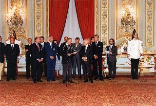 Il Presidente della Repubblica Oscar Luigi Scalfaro riceve in udienza Bartolo Consolo, presidente della Federazione italiana nuoto, e i dirigenti del Comitato organizzatore dei Campionati del mondo di nuoto con gli esponenti delle Federazioni internazionali