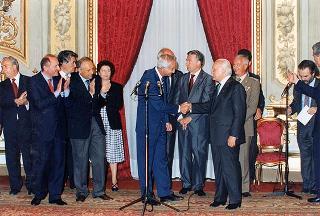 Il Presidente della Repubblica Oscar Luigi Scalfaro riceve in udienza Bartolo Consolo, presidente della Federazione italiana nuoto, e i dirigenti del Comitato organizzatore dei Campionati del mondo di nuoto con gli esponenti delle Federazioni internazionali