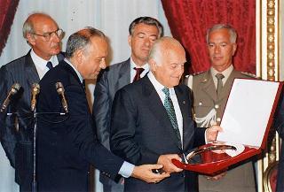 Il Presidente della Repubblica Oscar Luigi Scalfaro riceve in udienza Bartolo Consolo, presidente della Federazione italiana nuoto, e i dirigenti del Comitato organizzatore dei Campionati del mondo di nuoto con gli esponenti delle Federazioni internazionali