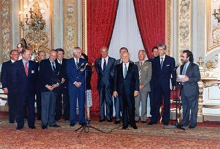 Il Presidente della Repubblica Oscar Luigi Scalfaro riceve in udienza Bartolo Consolo, presidente della Federazione italiana nuoto, e i dirigenti del Comitato organizzatore dei Campionati del mondo di nuoto con gli esponenti delle Federazioni internazionali