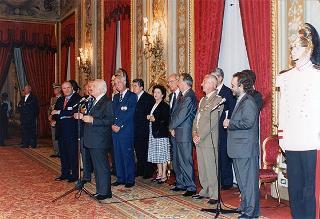 Il Presidente della Repubblica Oscar Luigi Scalfaro riceve in udienza Bartolo Consolo, presidente della Federazione italiana nuoto, e i dirigenti del Comitato organizzatore dei Campionati del mondo di nuoto con gli esponenti delle Federazioni internazionali