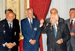 Il Presidente della Repubblica Oscar Luigi Scalfaro riceve in udienza Bartolo Consolo, presidente della Federazione italiana nuoto, e i dirigenti del Comitato organizzatore dei Campionati del mondo di nuoto con gli esponenti delle Federazioni internazionali