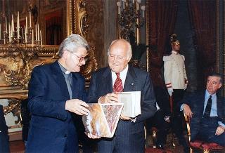 Il Presidente della Repubblica Oscar Luigi Scalfaro riceve Don Giuseppe Ghiberti, presidente dell'Associazione biblica italiana, e una delegazione di partecipanti alla 33^ Settimana biblica nazionale