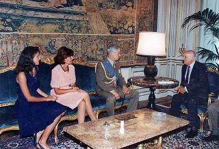 Il Presidente della Repubblica Oscar Luigi Scalfaro riceve in visita di congedo il colonnello Giuseppe Morea, aiutante di campo per l'Esercito, con la moglie e la figlia