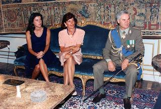 Il Presidente della Repubblica Oscar Luigi Scalfaro riceve in visita di congedo il colonnello Giuseppe Morea, aiutante di campo per l'Esercito, con la moglie e la figlia